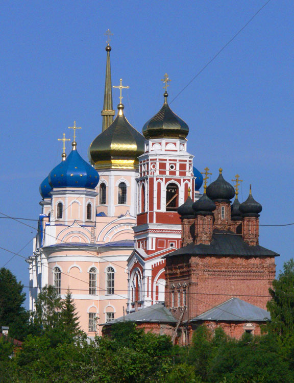 Церковь Троицы Живоначальной, Болхов (Болховский район, Орловская область). фасады, Сзади - Спасо-Преображенский собор