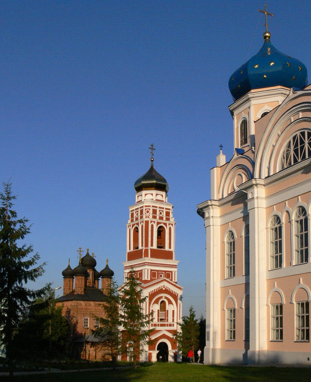 Церковь Троицы Живоначальной, Болхов (Болховский район, Орловская область). фасады, Справа - часть Спасо-Преображенского собора
