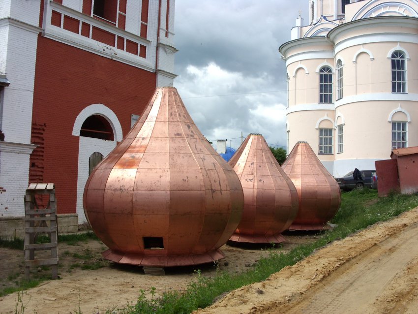 Церковь Троицы Живоначальной, Болхов (Болховский район, Орловская область). дополнительная информация, Купола Троицкой церкви, готовые к водружению.