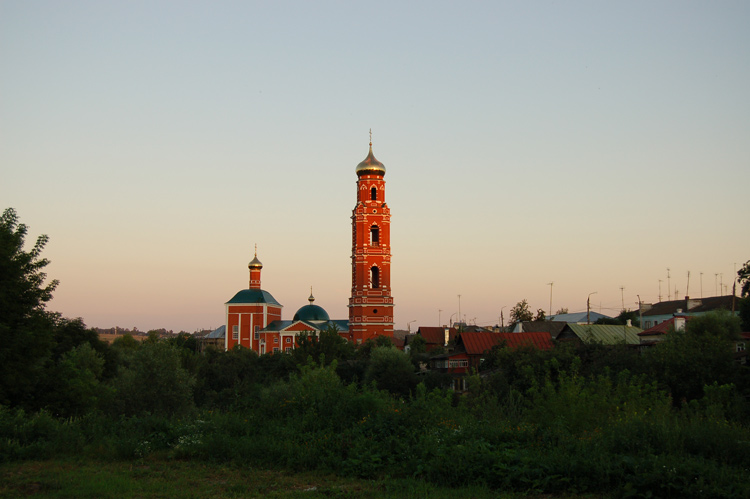 Церковь Георгия Победоносца, Болхов (Болховский район, Орловская область). общий вид в ландшафте, Отдельно стоящая колокольня Георгиевской церкви не только самая высокая в области, но имеет свой индивидуальный почтовый адрес. 