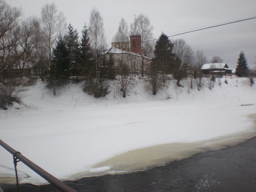 Церковь Флора и Лавра, Великий Порог (Боровичский район, Новгородская область). общий вид в ландшафте, Вид с подвесного моста