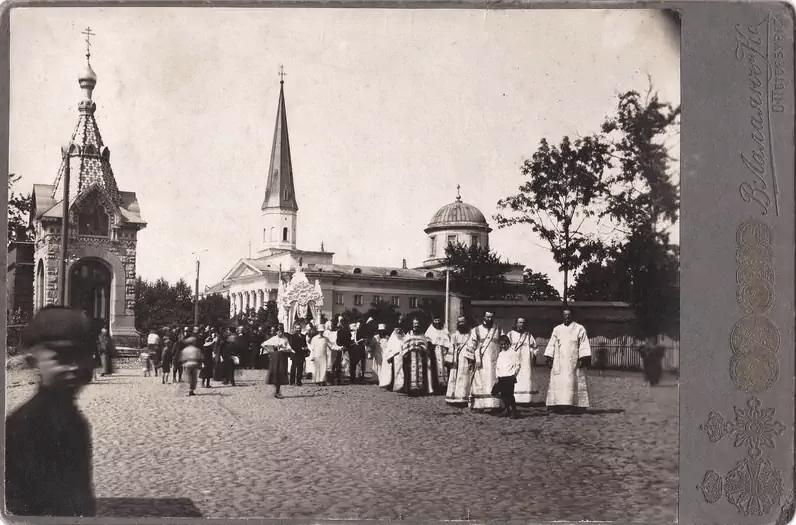 Часовня Богоявления Господня, Кронштадт (Санкт-Петербург, Кронштадтский район, г. Санкт-Петербург). архивная фотография, Крестный ход проходящий возле Богоявленской часовни. Фотокарточка нач. ХХ века. Приблизительная датировка: 1912-1916 гг.
