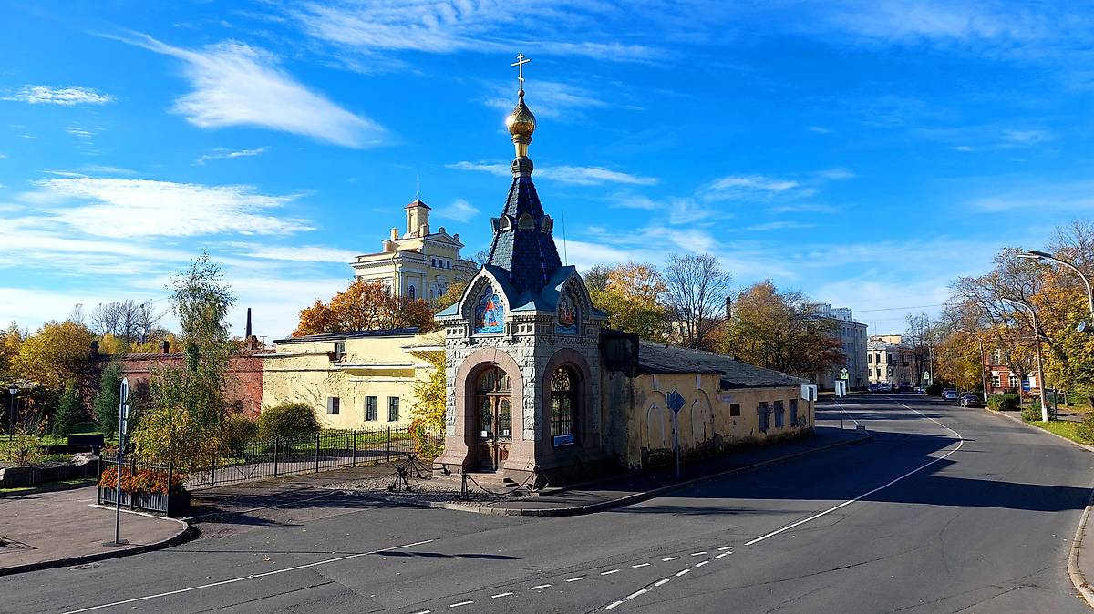 общий вид в ландшафте. Часовня Богоявления Господня, Кронштадт (Санкт-Петербург, Кронштадтский район, г. Санкт-Петербург)