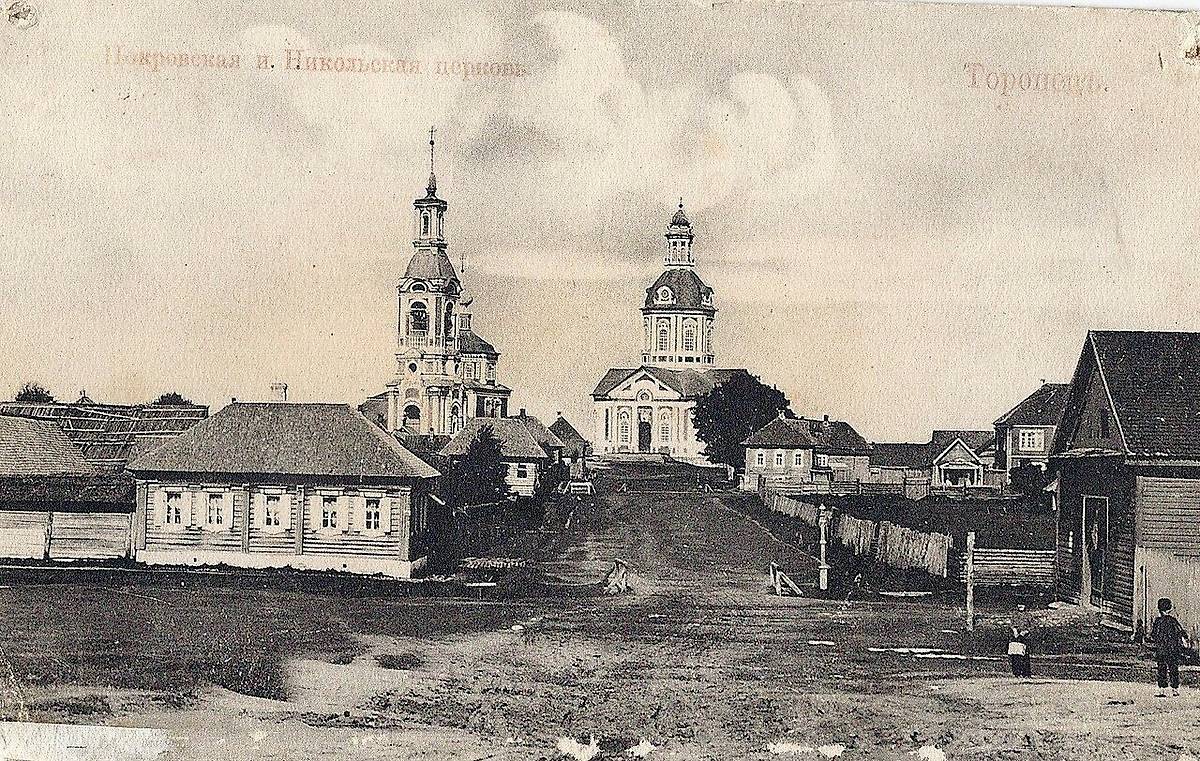 Покровская церковь справа. Начало XX века. Источник: wikipedia, архивная фотография. Тихоновский женский монастырь. Церковь Покрова Пресвятой Богородицы, Торопец (Торопецкий район, Тверская область)