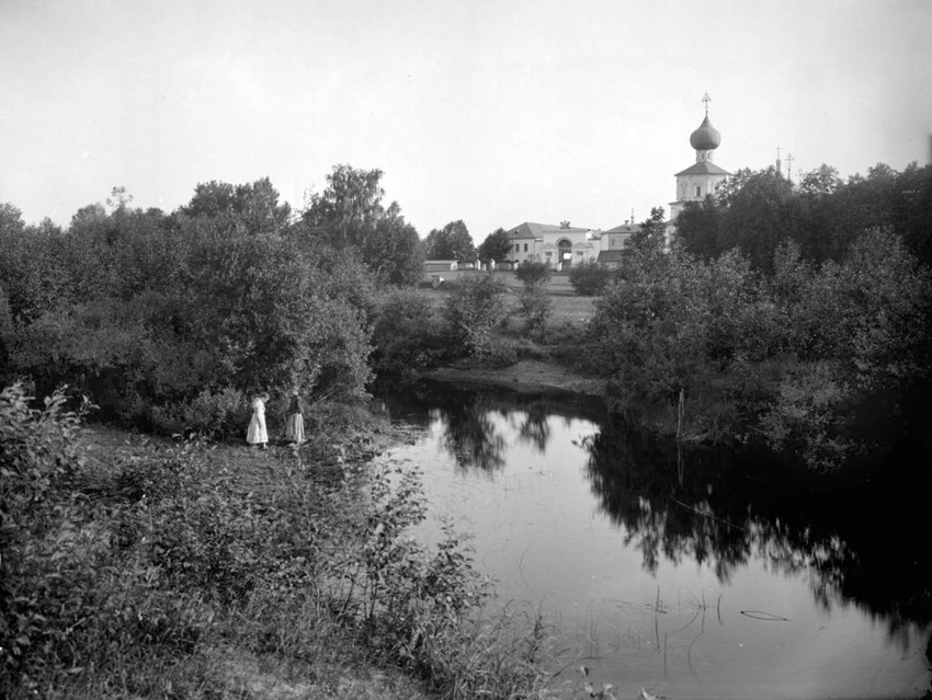 Успенский Жёлтиков мужской монастырь, Тверь (Тверь, город, Тверская область). архивная фотография, Общий вид Желтикова мужского монастыря близь города Твери. Фото начала ХХ века.   «Альбом ‘Волга от истока до Каспия’» http://andcvet.narod.ru/Volga/01/asd98.html 