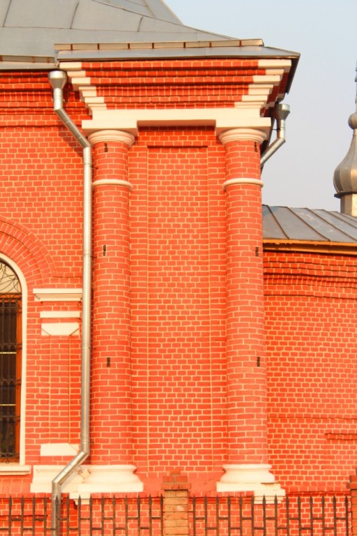 Белёв. Церковь Николая Чудотворца. архитектурные детали, Колонны южного фасада храма
