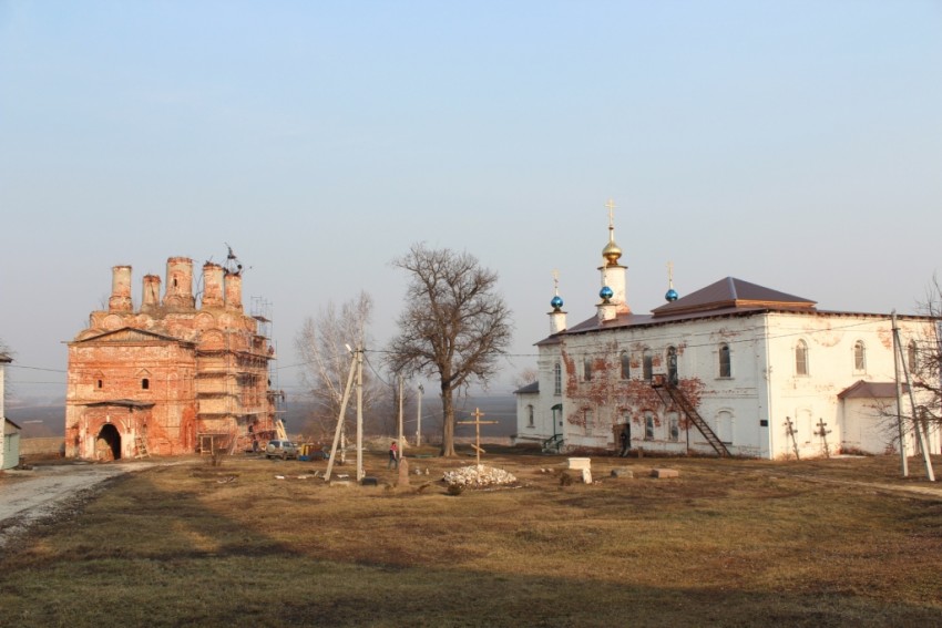 Спасо-Преображенский монастырь, Белёв (Белёвский район, Тульская область). фасады, Преображенский собор и Введенский храм, вид от Алексиевского храма