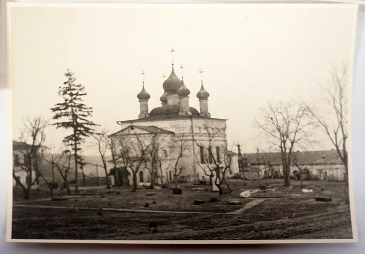 Собор в изначальном виде. Фото 1942 г. с аукциона e-bay.de, архивная фотография. Спасо-Преображенский монастырь. Собор Преображения Господня, Белёв (Белёвский район, Тульская область)