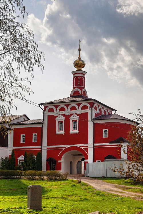 Белёв. Спасо-Преображенский монастырь. Надвратная церковь Алексия, митрополита Московского. фасады