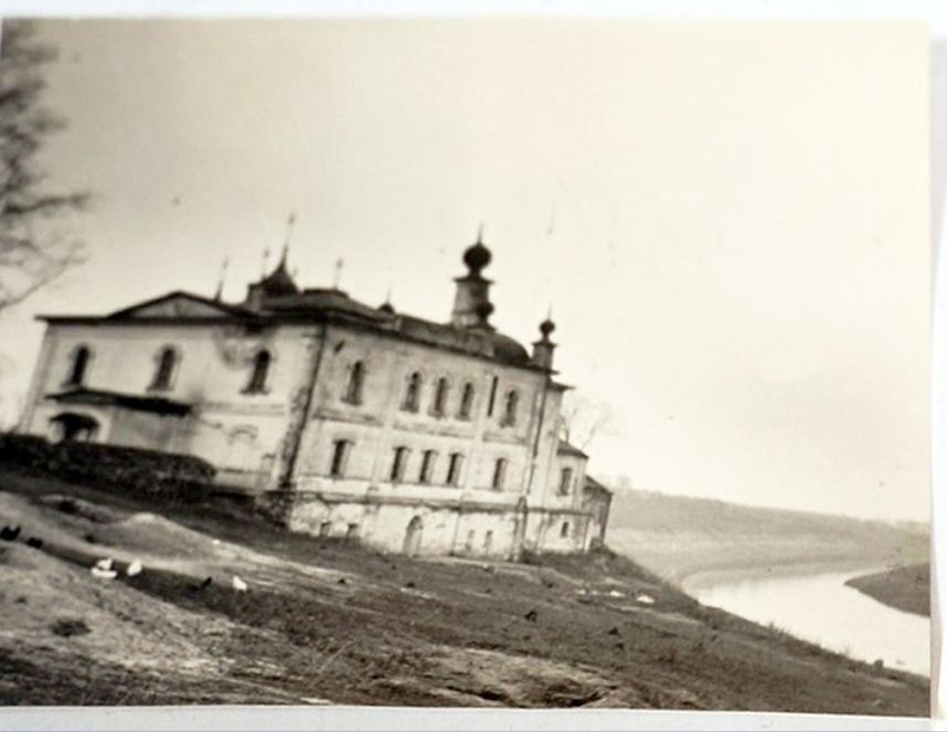 Фото 1942 г. с аукциона e-bay.de, архивная фотография. Спасо-Преображенский монастырь. Церковь Введения во храм Пресвятой Богородицы, Белёв (Белёвский район, Тульская область)