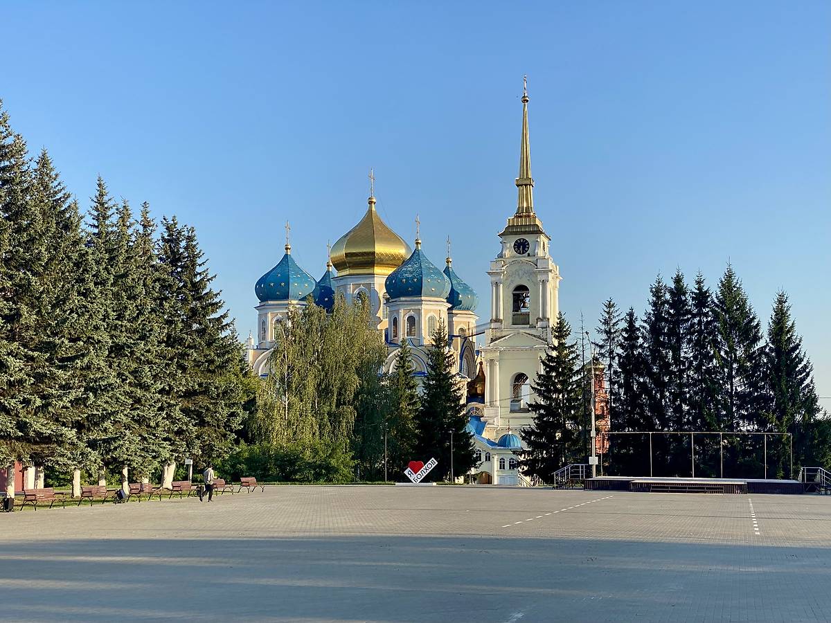 Вид с севера через площадь, фасады. Собор Преображения Господня, Болхов (Болховский район, Орловская область)