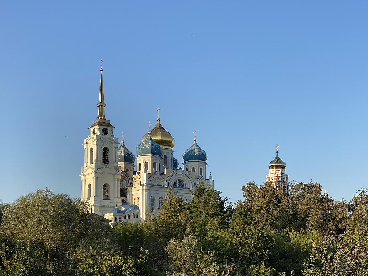 Вид с юго-запада, справа колокольня Троицкой церкви, общий вид в ландшафте. Собор Преображения Господня, Болхов (Болховский район, Орловская область)