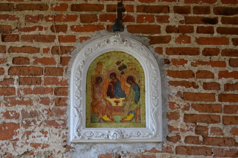 Церковь Троицы Живоначальной, Болхов (Болховский район, Орловская область). архитектурные детали, Икона на фасаде трапезной