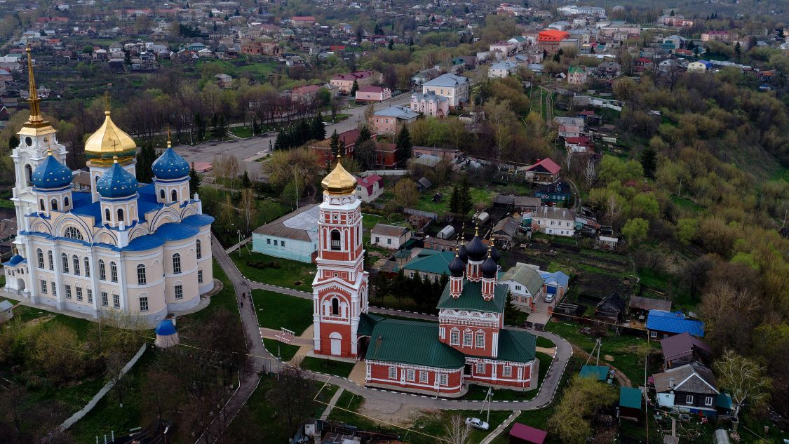 Болхов. Церковь Троицы Живоначальной. общий вид в ландшафте