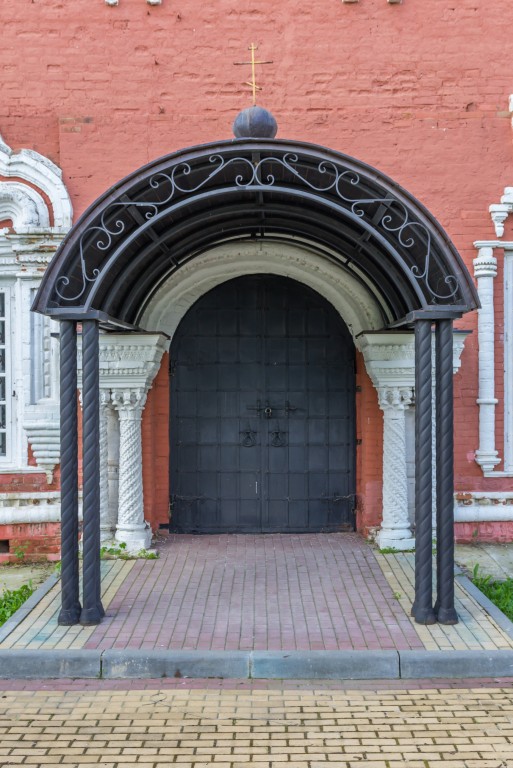 Церковь Троицы Живоначальной, Болхов (Болховский район, Орловская область). архитектурные детали, Портал