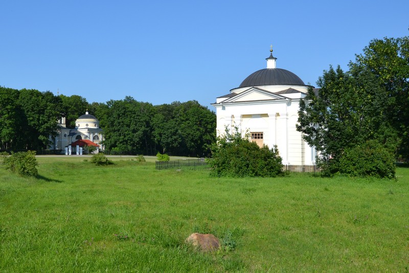 Спасское-Лутовиново. Часовня-усыпальница И. И. Лутовинова. общий вид в ландшафте