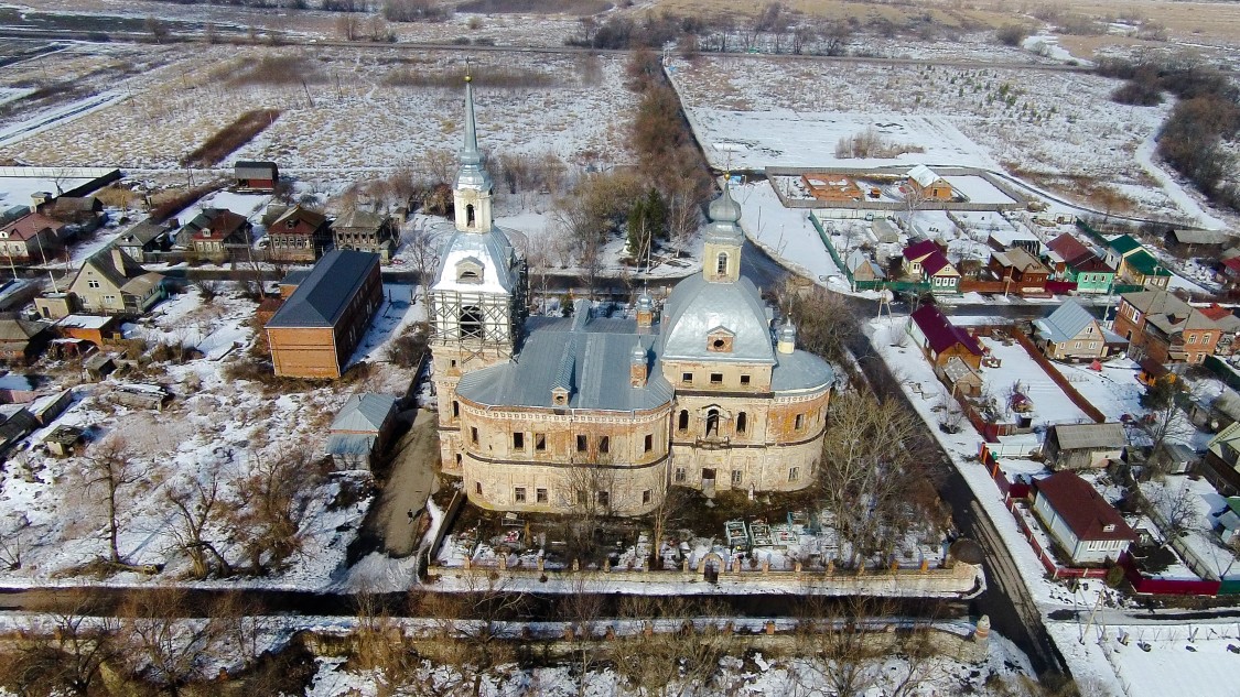 Любичи. Церковь Воскресения Христова. общий вид в ландшафте