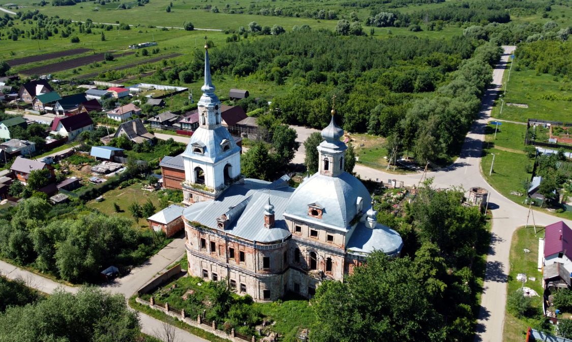 Любичи. Церковь Воскресения Христова. общий вид в ландшафте