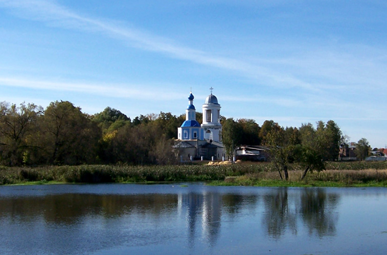 Ногинск. Церковь Успения Пресвятой Богородицы. общий вид в ландшафте, вид с плотины на реке Клязьма