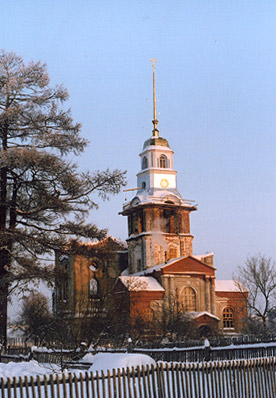 Семигорье. Церковь Благовещения Пресвятой Богородицы. общий вид в ландшафте, Западный фасад в процессе восстановления. Зима 2006 года.