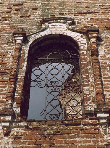 Семигорье. Церковь Благовещения Пресвятой Богородицы. архитектурные детали, Окно с кованой решеткой - одной из двух хорошо сохранившихся.