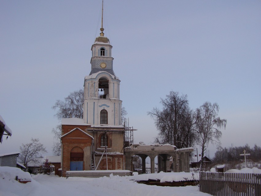 Семигорье. Церковь Благовещения Пресвятой Богородицы. общий вид в ландшафте, Практически все историческое здание снесено реставраторами.