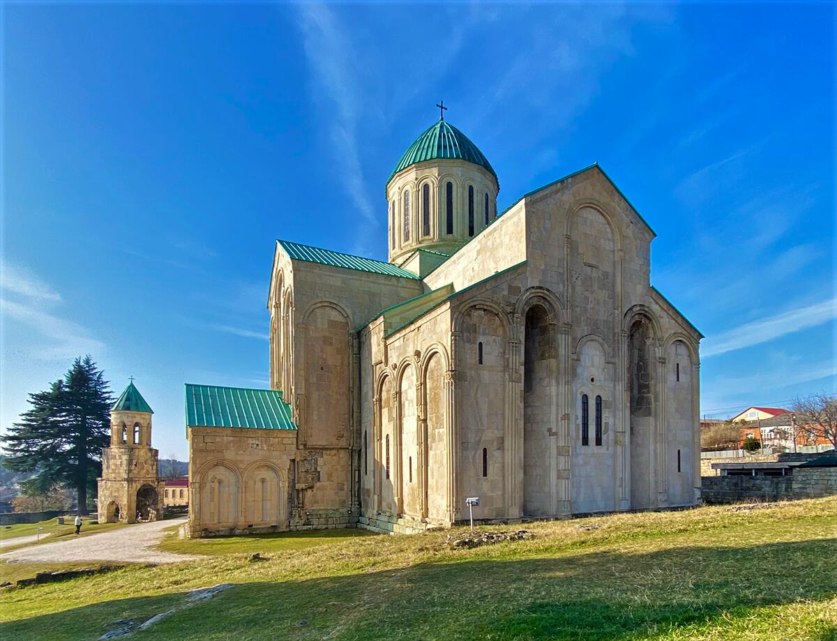 Собор Успения Пресвятой Богородицы (Баграти), Кутаиси (Имеретия, Грузия). фасады, Вид с юго-востока
