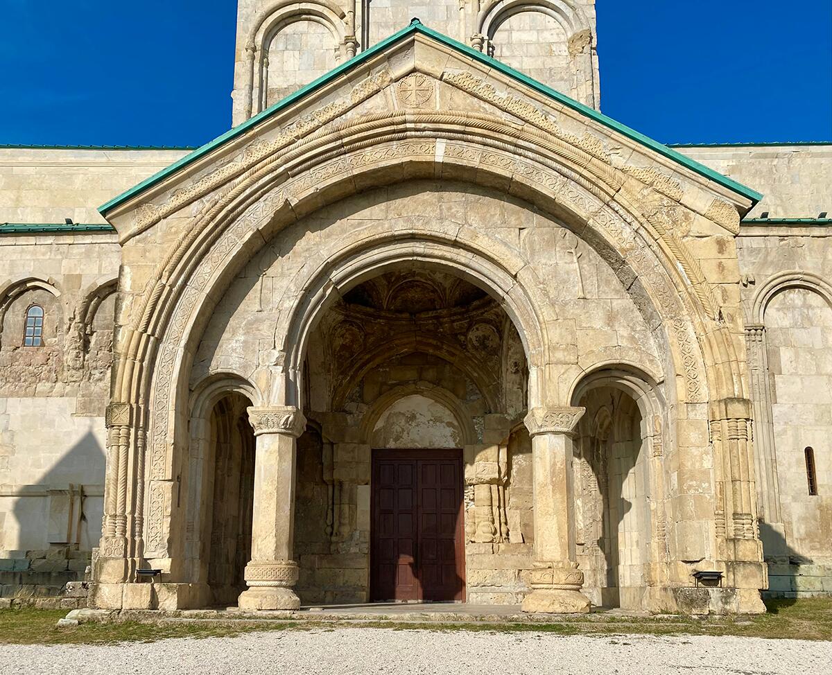 Собор Успения Пресвятой Богородицы (Баграти), Кутаиси (Имеретия, Грузия). архитектурные детали, Южный портик
