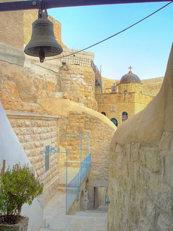 Иудейская пустыня, Вади Кедрон. Саввы Освященного, Лавра. фасады, Спуск на главную площадь от верхней западной калитки.
