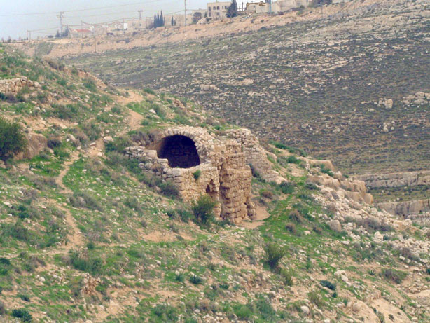 Иудейская пустыня, Вади Харитун (Нахаль Текоа). Суккийская лавра. общий вид в ландшафте, Вероятно, развалины малой церкви. Вид с юго-запада.