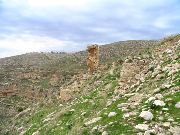 Иудейская пустыня, Вади Харитун (Нахаль Текоа). Суккийская лавра. дополнительная информация, Развалины сторожевой башни. Общий вид с севера.