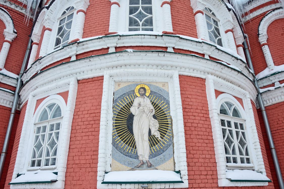 Собор Преображения Господня, Кимры (Кимрский район и г. Кимры, Тверская область). дополнительная информация, Образ Иисуса Христа в ложном окне первого яруса ценральной апсиды; мозаика