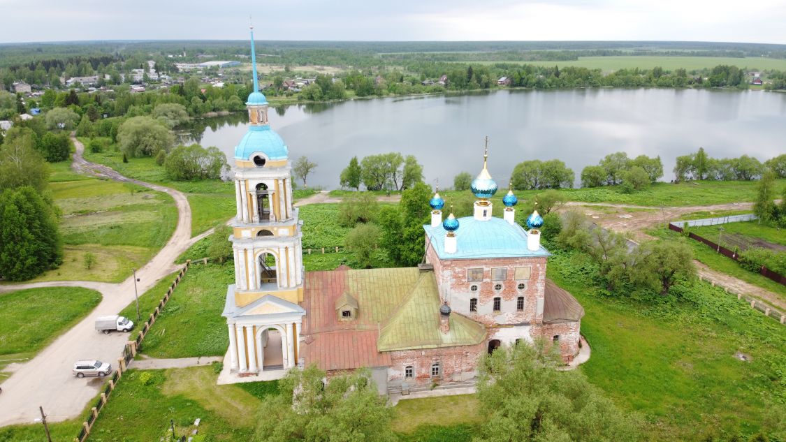 Ильинское. Церковь Смоленской иконы Божией Матери. общий вид в ландшафте