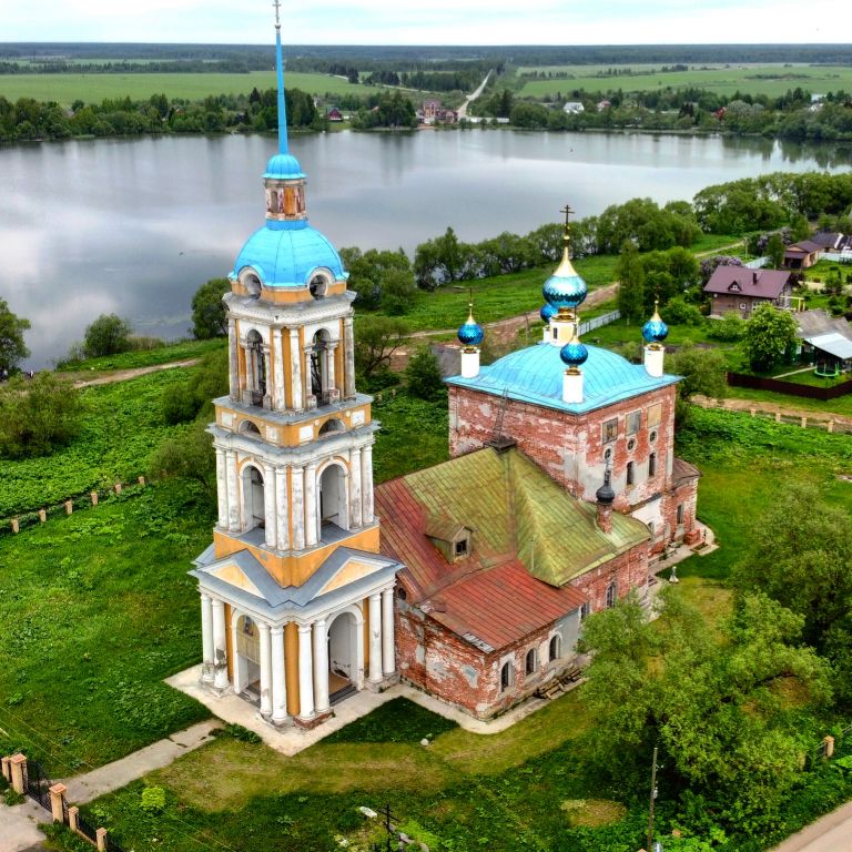 Церковь Смоленской иконы Божией Матери, Ильинское (Кимрский район и г. Кимры, Тверская область). общий вид в ландшафте