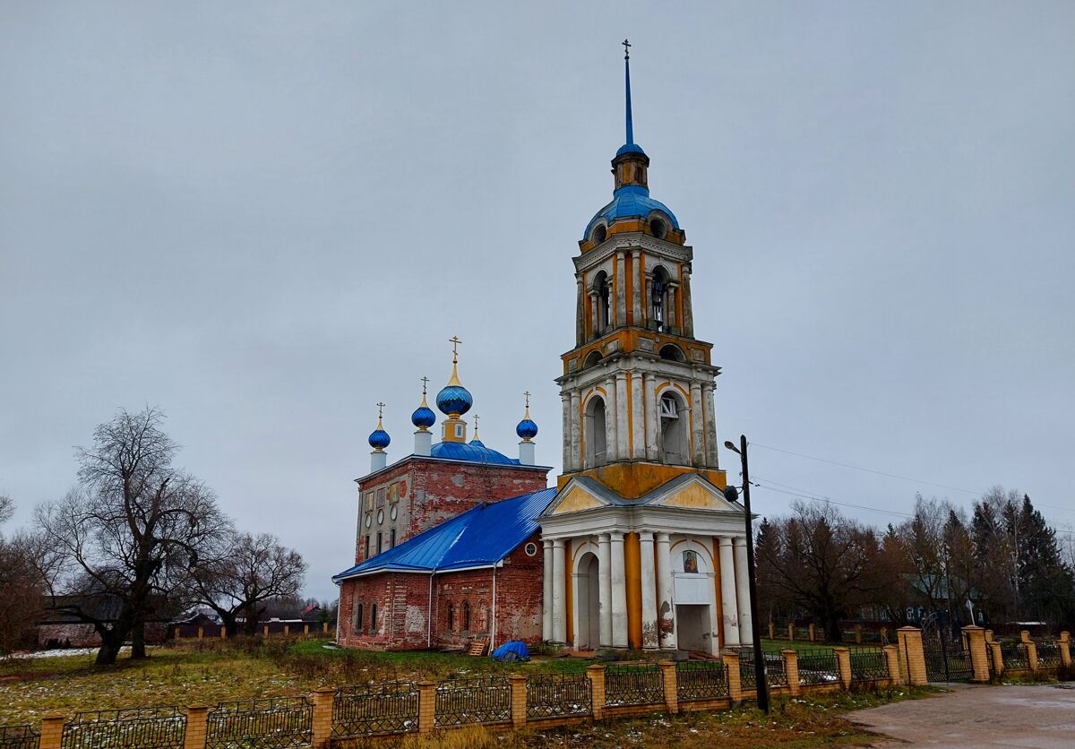 Церковь Смоленской иконы Божией Матери, Ильинское (Кимрский район и г. Кимры, Тверская область). общий вид в ландшафте