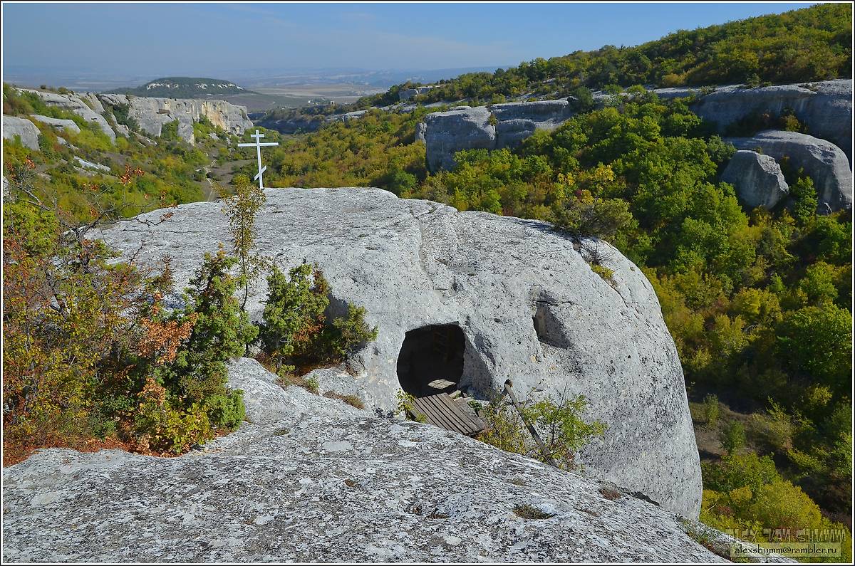 общий вид в ландшафте. Неизвестная церковь, Черкес-Кермен, урочище (Бахчисарайский район, Республика Крым)