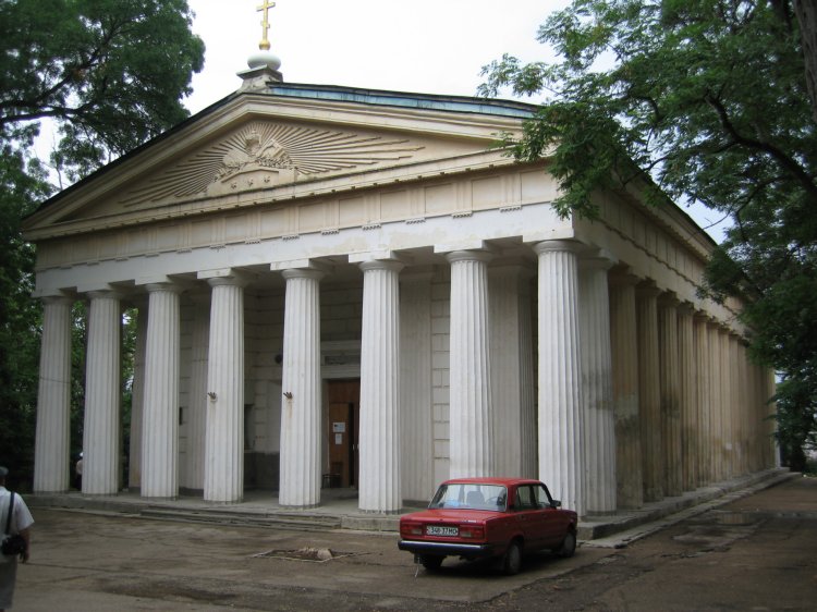 Севастополь. Церковь Петра и Павла. общий вид в ландшафте