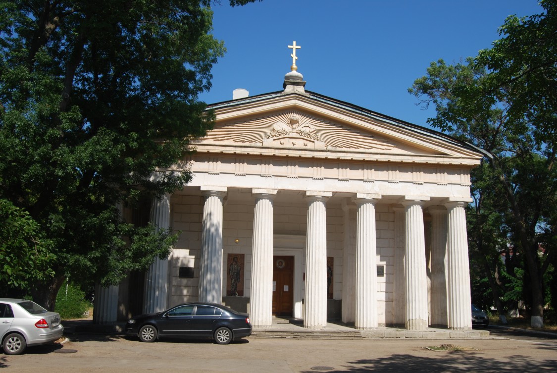 Церковь Петра и Павла, Севастополь (Ленинский район, г. Севастополь). архитектурные детали, За колоннадой видны мозаики с изображениями Свв. Петра и Павла