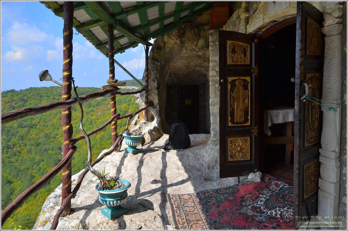 Монастырь Шулдан, Шулдан, гора (Балаклавский район, г. Севастополь). фасады, Вход в церковь «Сердце Шулдана»