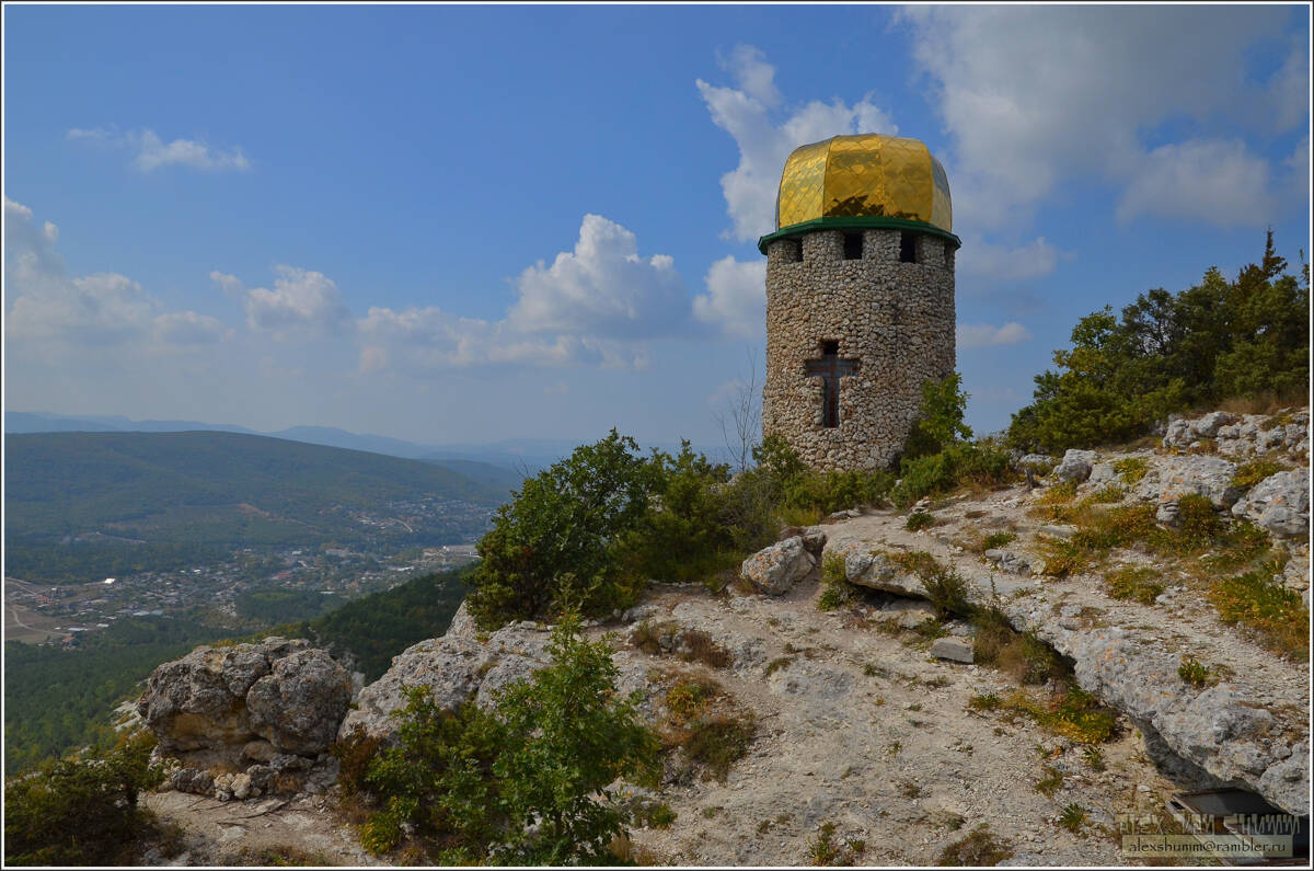 Монастырь Шулдан, Шулдан, гора (Балаклавский район, г. Севастополь). общий вид в ландшафте, Башня-часовня монастыря Шулдан