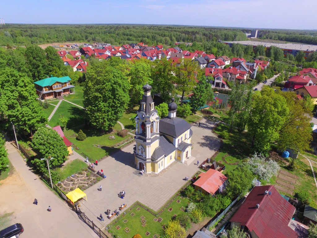 Церковь Успения Пресвятой Богородицы в Архангельском-Тюрикове, Северный (Северо-Восточный административный округ (СВАО), г. Москва). общий вид в ландшафте, Вид с юго-запада, фото с квадрокоптера