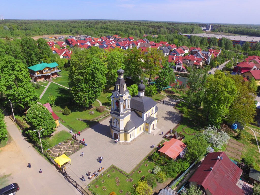 Северный. Церковь Успения Пресвятой Богородицы в Архангельском-Тюрикове. общий вид в ландшафте, Вид с юго-запада, фото с квадрокоптера