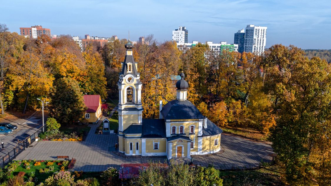 Церковь Успения Пресвятой Богородицы в Архангельском-Тюрикове, Северный (Северо-Восточный административный округ (СВАО), г. Москва). общий вид в ландшафте