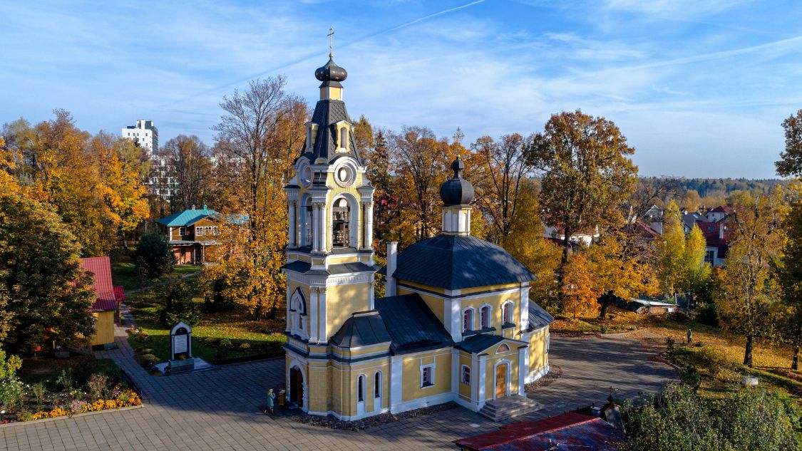 Церковь Успения Пресвятой Богородицы в Архангельском-Тюрикове, Северный (Северо-Восточный административный округ (СВАО), г. Москва). общий вид в ландшафте