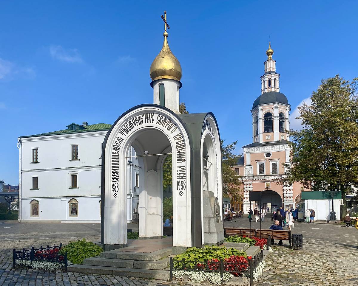 Часовня на фоне братского корпуса и колокольни, фасады. Данилов мужской монастырь.Часовня надкладезная, Даниловский (Южный административный округ (ЮАО), г. Москва)