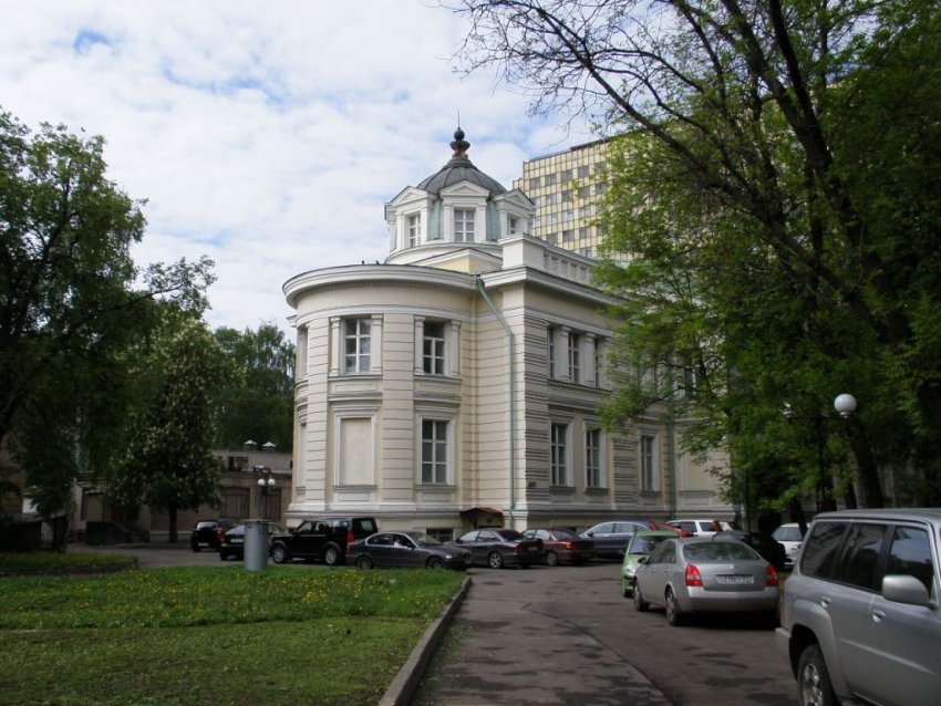 Домовая церковь Покрова Пресвятой Богородицы при бывшем Доме призрения бедными имени Т.Г. Гурьевой, Даниловский (Южный административный округ (ЮАО), г. Москва). общий вид в ландшафте