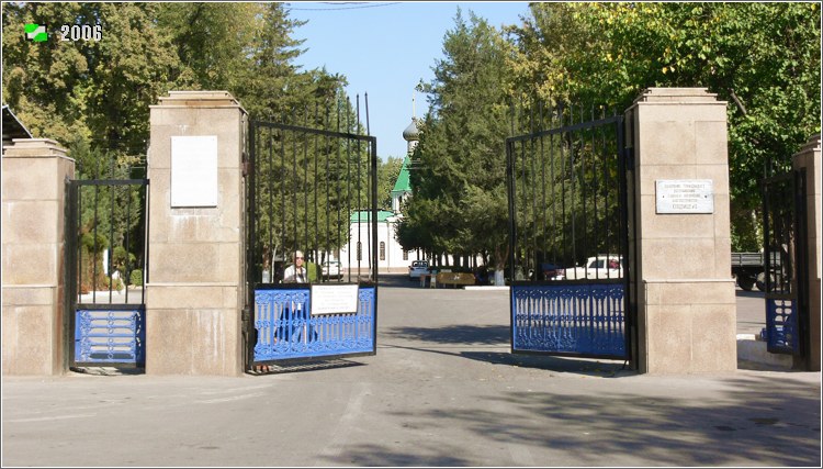Церковь Владимира равноапостольного, Ташкент (Узбекистан, Прочие страны). дополнительная информация, Обший вид церкви от центральных ворот кладбища Домрабад-2