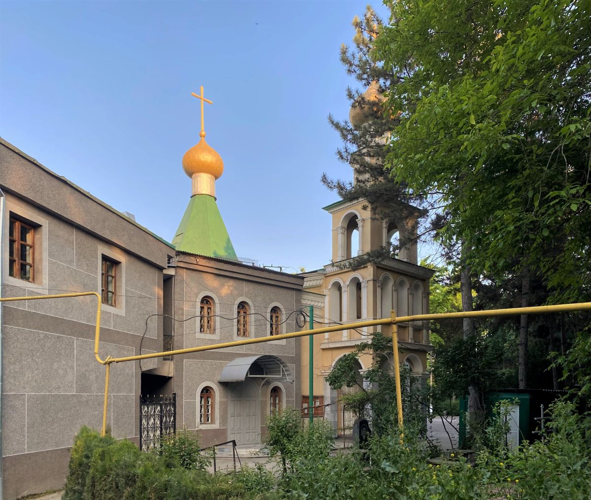 Церковь Владимира равноапостольного, Ташкент (Узбекистан, Прочие страны). архитектурные детали, Вид с моста через арык