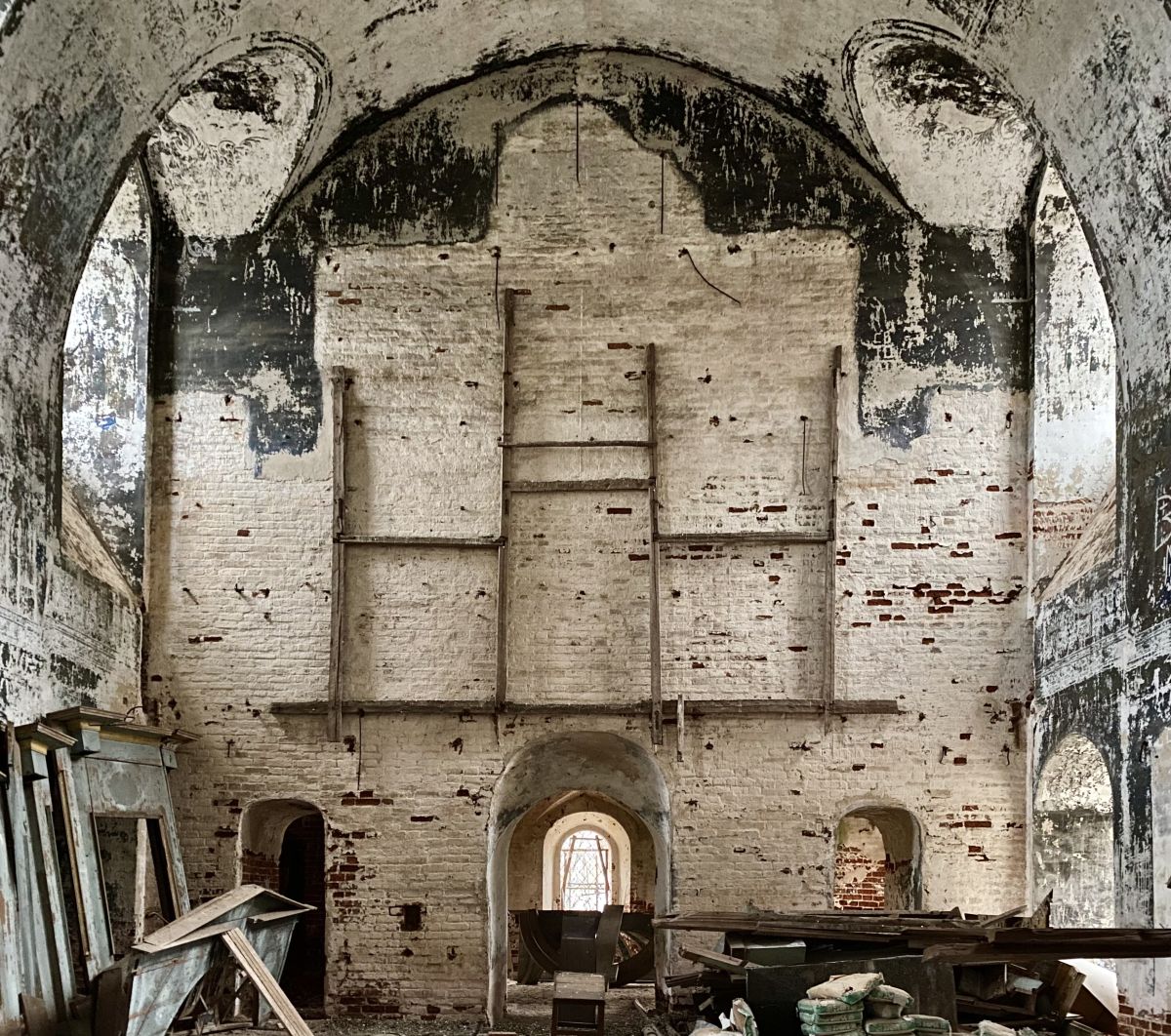 Церковь Троицы Живоначальной, Нижний Ландех (Пестяковский район, Ивановская область). интерьер и убранство, Восточная стена четверика, остатки каркаса иконостаса