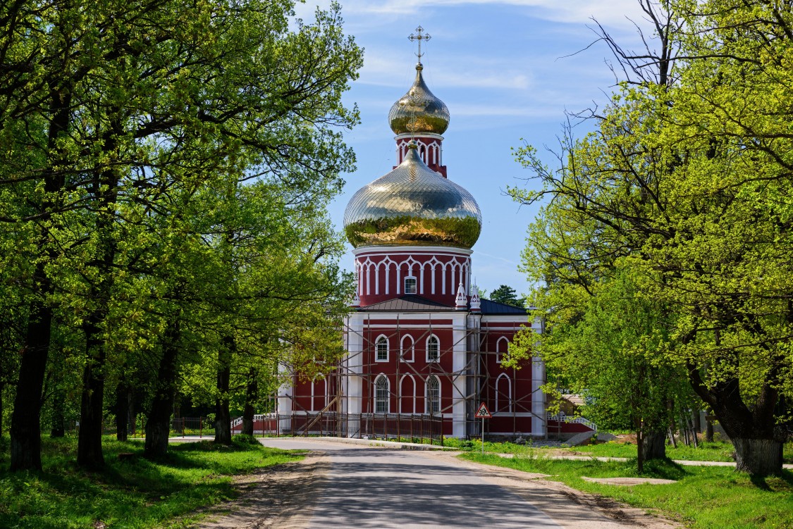 Церковь Успения Пресвятой Богородицы, Барятино (Тарусский район, Калужская область). общий вид в ландшафте, Барятино. Церковь Успения Пресвятой Богородицы.